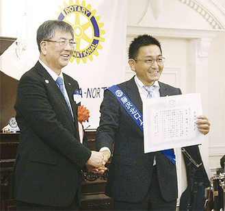 鈴木市長（左）から寄付金贈呈についての感謝状を受け取った神崎会長