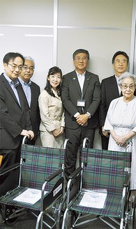 寄贈された車いすを前に。（左から）坂本会長、太田副会長、入澤さん、鈴木市長、川上さん、泉さん