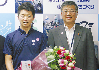 鈴木市長（右）と、花束を手にする石井さん