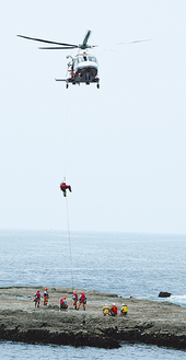 横浜市消防局航空隊ヘリコプターが要救助者を収容（写真提供／藤沢市消防局）