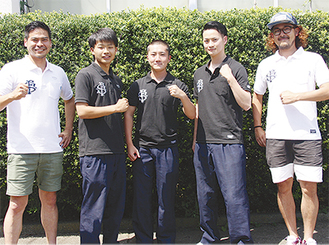 記念ポロシャツを着た（左から）矢ノ倉教諭、３年生の鈴木さん、佐々知凌さん、清水憂斗さん、小柳さん
