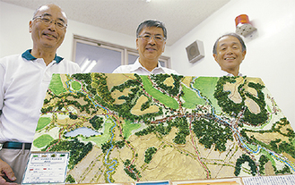 ジオラマを前に左から広瀬さん、鈴木市長、西貝さん