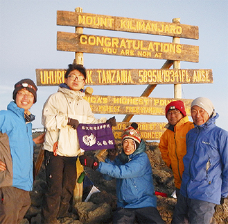 登頂した（左から）知野教諭、相澤くん、和田さん、谷口天祥教諭、谷口浩平教諭