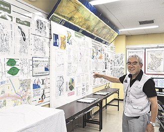 「古代の鵠沼の歴史や、街の移り変わりを古地図を通じて、詳しく紹介しています」と同展示室の内藤喜嗣さん