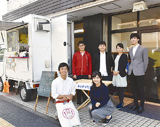 後列右から２番目が小林さん、３番目が伊藤さん。月曜は学生が運営する「キッチンたまり場」が曜日オーナーとなり、入り口にキッチンカーも出店している
