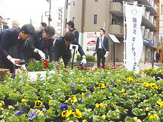 （手前左から）植栽する渡邊会長と鈴木市長
