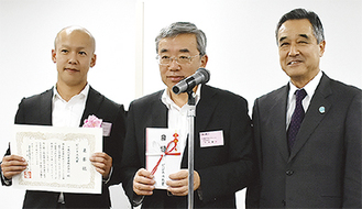 日東化学産業（株）広田代表（中央）、発表者の高岡洋一さん（左）