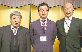 左から市地域包括支援センター連絡協議会岩田記一会長代理、青木会長、中嶋代表