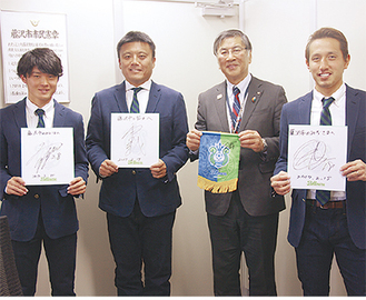 鈴木市長（右から２人目）にサイン入りの色紙などを手渡した（左から）石原選手、曺監督、武田選手