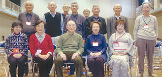 運営メンバーと宮田代表理事（前列中央）