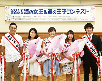 今年度の女王、王子に決定した（左から）古橋さん、万木さん、森さん、前田さん、石渡さん