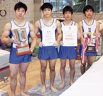 初優勝に輝いた（左から）小山田さん、岡田さん、吉原さん、小田さん