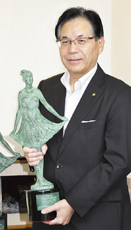 先月21日の表彰式で平松理事長にブロンズ像が手渡された