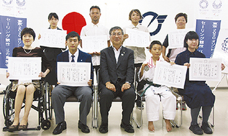 （前列左から）西岡さん、辻村さん、鈴木市長、荒木くん、麻生さん、（後列左から）竹内さん、田村さん、小川さん、同支部の長谷川由美さん