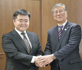 鈴木市長と握手する園田さん（左）