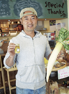 「八〇八」　中越節生さん藤沢市の畑で採れる無農薬野菜を、善行駅前の自店で販売。今取り組んでいるのは菊芋の加工品。最近菊芋チップスが完成した