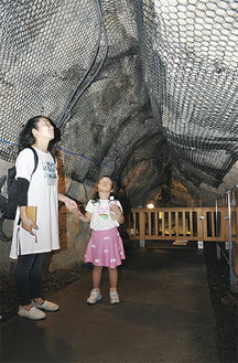 岩屋を散策する親子。洞窟内には江島神社発祥と伝わるほこらなどがある