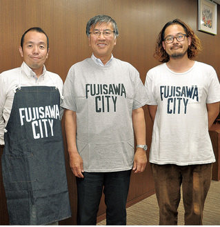 鈴木市長（中央）にシャツをＰＲする小柳さん（右）