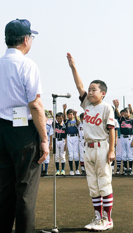 選手代表で宣誓する遠藤少年野球クラブの武藤くん