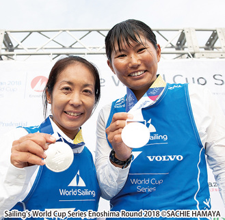 銀メダルを獲得し笑顔を見せる吉田選手（左）と吉岡選手