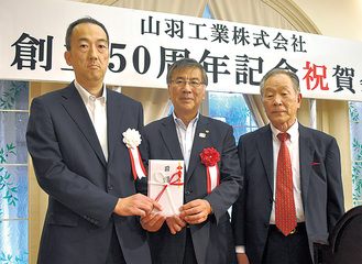 鈴木市長に目録を手渡す山根格社長（左）