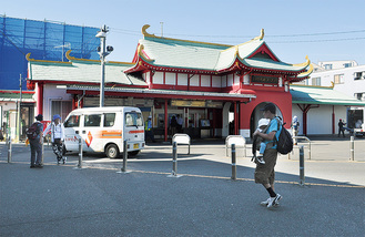 片瀬江ノ島駅前広場（＝２日）。整備後は車両の通行ができなくなる