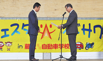 感謝状を受ける田村代表（左）