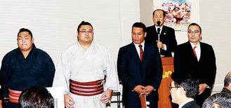 錣山親方、立田川親方、力士とともにあいさつに立つ最上会長（右から2番目）