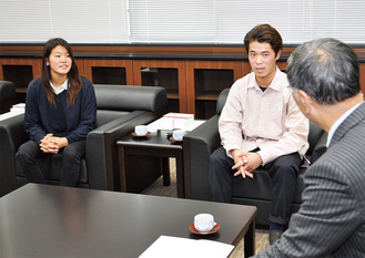 鈴木市長に結果を報告する兄の力さん（右から2番目）と妹との優樺さん