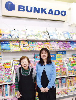 店頭に立つ岩崎光子さん（左）と圭子さん