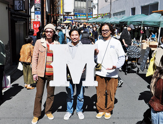 マーケスタの頭文字を持ってＰＲする（左から）榛葉真透さん、高橋創平さん、小柳洋太さん