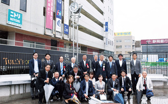 ロータリーのメンバーと鈴木市長（後列中央）