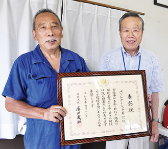 表彰状を手にする齋藤代表（左）とメンバー