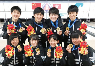 金メダルを獲得した日本チーム（菅野さんは上段左から2人目）