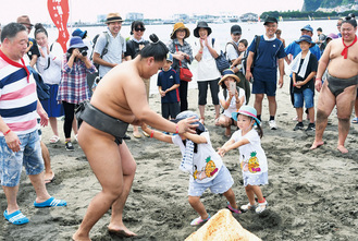 清掃後に行われた相撲体験では子どもたちが力士に挑戦（提供・海さくら）