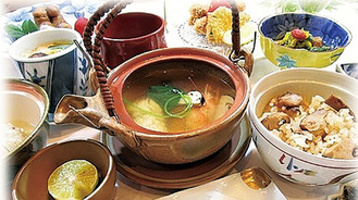土瓶蒸し、炊き込み、天ぷら、お浸し、肉巻、里芋饅頭、茶碗蒸しなど全12品が楽しめる特別メニュー（写真は参考例）