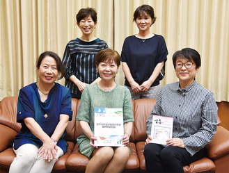 記念誌編集委員のメンバー（下段左から）河野さん、亀津さん、吉村さん（上段左から）藤川英津子さん、小澤加奈子さん