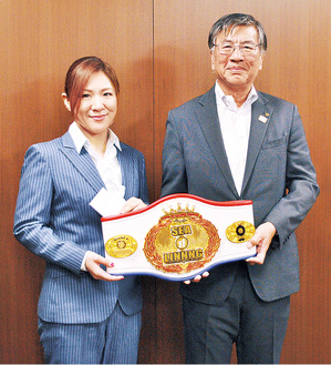 チャンピオンベルトを手に訪れた中島選手と鈴木市長。中島選手は「外での試合は気持ちがいい」と話した