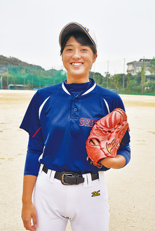 女子プロ野球リーグの入団テストに合格した三浦さん（上）