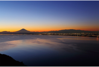 「富士山と共に夕景から夜景へ移ろいゆく情景」（提供写真）