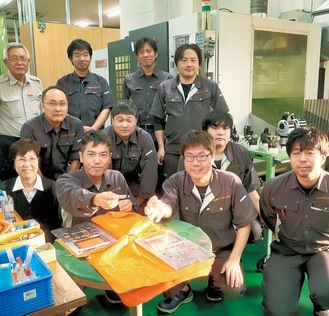 製品を紹介する湘南オートカット工業の社員ら。「賞金は社員みんなで使いたい」