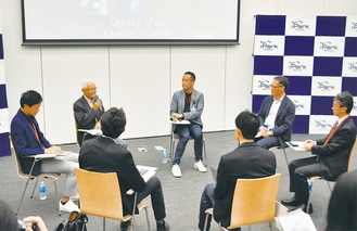 自身の体験談を話す中村さん（左から２番目）