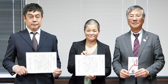 団体代表の高橋さん（中央）と寄付を受け取った鈴木市長（右）、ファンタジア実行委の夏目洋司事務局長