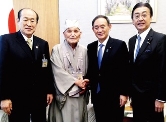 官邸を訪問した真円上人（中央左）と応対した菅官房長官（中央右）