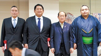会を主催した最上会長（右から２番目）と会にかけつけた錣山親方、阿武松親方、横綱鶴竜関