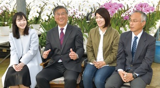 左から佐藤さん（湘南台在住）、鈴木市長、小島さん（葛原で営農）、青木さん（遠藤在住）　青木さんが営む蘭栽培のビニールハウスにて