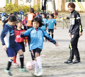 小野寺選手（右）の指導を受ける小学生女子