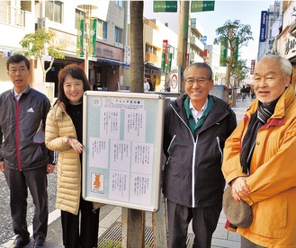 作品を紹介する実行委員長の窪田さん（左から２番目）ら