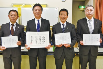 川上会長（左から２番目）と寄付をした各市町の担当者