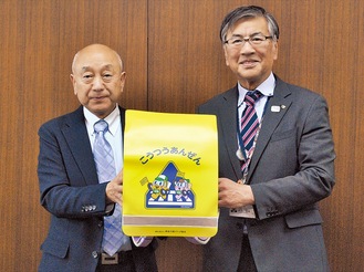 伊藤広報委員長（左）と鈴木市長